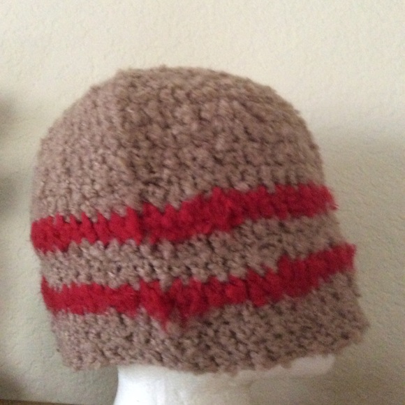 Beanie Boutique hat fluffy tan/red.unisex - Picture 3 of 3
